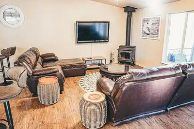 Image de 3 Kings + Bunkroom, Karaoke, Wood Stove on fenced 2. 5 acre pine tree filled lot