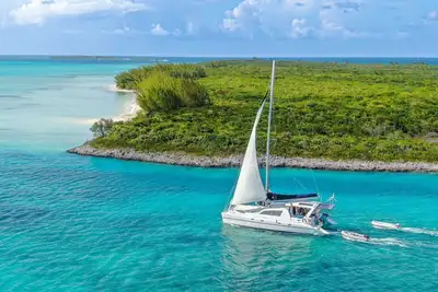 Image de Luxury 47ft Sailing Catamaran Yacht in the Berry islands