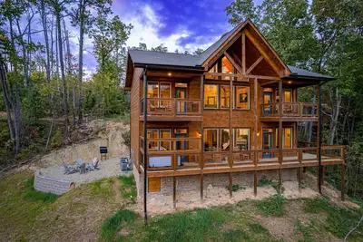 Image de 12 min drive to Pigeon Forge. Hot Tub, Fire Pit, and Foosball Table!