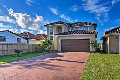 Image de Walk to Ocean: Lakefront Dickinson Stucco House!
