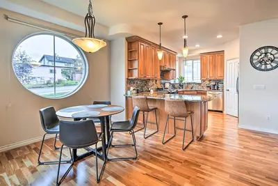 Image de Sleek Escape w/ Balcony < 1 Mi to 5th Avenue!