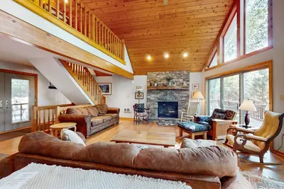 Image de Lake-view home with hot tub, dock, decks, firepit, & Ac - near slopes, dogs Ok