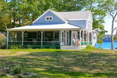 Image de Spacious Waterfront Estate & Cabins W/ Porch, Fireplace, Kayaks & Free WiFi