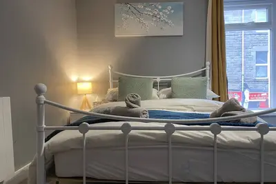 Image de Bright 2br, Sleeps 6 - Bridgend Centre, Train Link