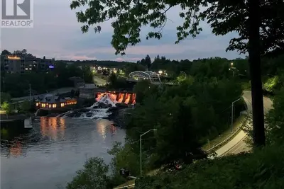 Image de Bracebridge Falls House - with spectacular views and close to downtown