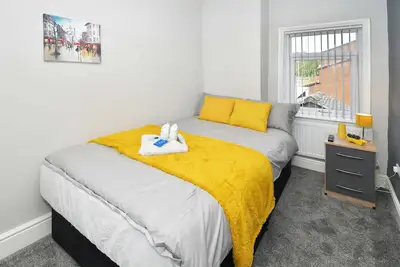 Image de Supérieure-Double-Salle de bain partagée-With Tv