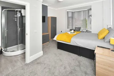 Image de Supérieure-Double-Salle de bain et douche-With Tv