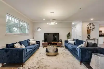 Luxury Home w/ Hot Tub near At&T Stadium