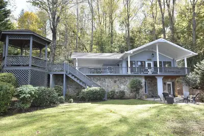 Image de Lake Omega - Premium lakefront minutes from town