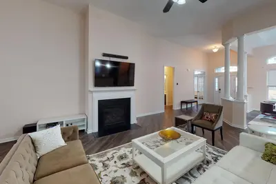 Image de 4, 000 sq ft Home with Full-Sized Office (1gb Internet), Billiards, Private Yard