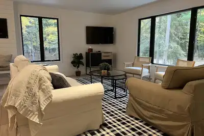 Image de Modern Cabin, private wooded lot with lake access