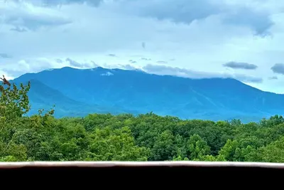 Image de Bear Down Getaway - Gorgeous Cabin with Mountain Views and Hot tub