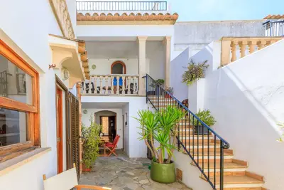 Townhouse with jacuzzy in Pollensa, 5 min walk to the square