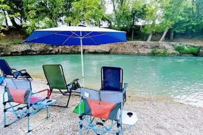 Image de Charming Cabin on the San Marcos River, comfortable, clean, fun, lots to do! L4