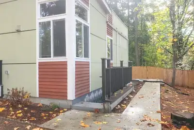 Image de Modern Private Cottage Basement Unit