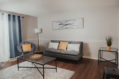 Image de Family-friendly, modern home close to mountains, beaches, restaurants, and more.