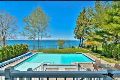 Image de Stunning estate on Lake Ontario