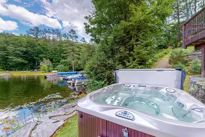 Image de Private lakefront home with private hot tub, WiFi, central Ac, & fireplace