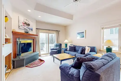 Image de Ski-in/ski-out condo with pool, hot tub, sauna, mountain view, deck, & fireplace