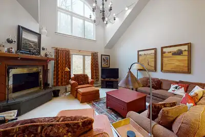 Image de Inviting condo on Village Run Trail with a fireplace, pool, & hot tub