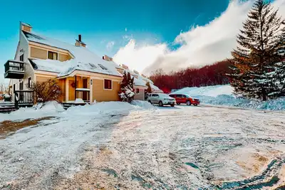 Image de Mountainside condo with sauna, balcony, & walk to lifts