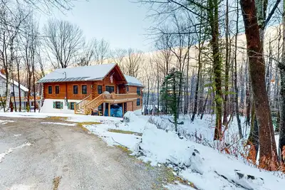 Image de Beautiful home near lifts with wood-burning fireplace, mountain views & cable