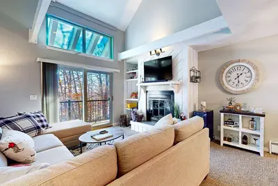 Image de Ski-in/ski-out condo with pool, tennis courts, & grill