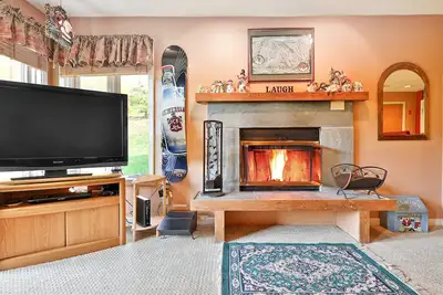 Image de Ski-in/out condo near ski school with washer/dryer, fast WiFi, & mountain views