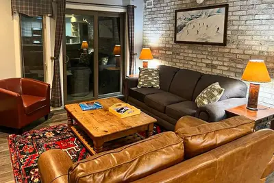 Image de Newly renovated ski-in/out slope side condo