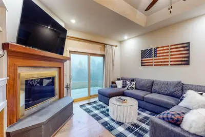 Image de Recently Renovated Ski-In/Out Condo w/Fireplace, Shared Pool, Hot Tub, Sauna