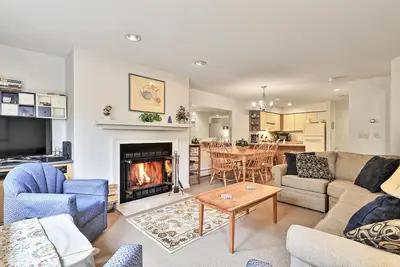 Image de Inviting condo with a fireplace, hot tubs, pool, tennis & washer/dryer