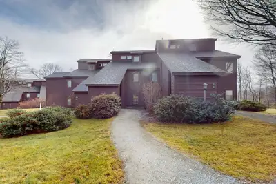 Image de Ski-in/out Condo on Bull Run Trail with fireplace, & full kitchen