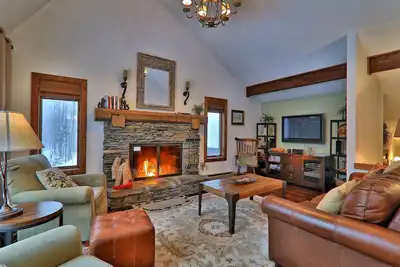 Image de Rustic home with a private hot tub, fireplace, cable, & washer/dryer