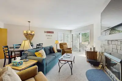 Image de Welcoming condo with fireplace, seasonal pool, Ac, washer/dryer, & wifi