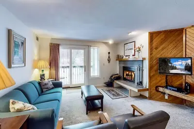 Image de Ski-In/Out condo with patio, mountain views, washer/dryer, & cable