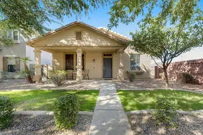 Image de Dog-friendly home with central Ac, washer\/dryer, playground, & pool