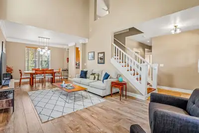 Image de Polished Mountain Home with Fireplaces, Decks, WiFi & Forest View - 2 Dogs Ok