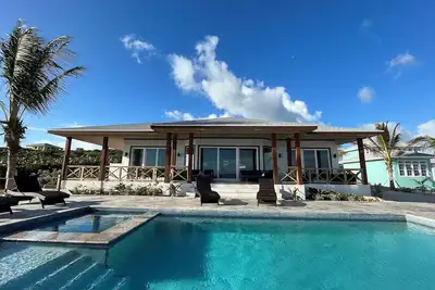 Image de Spectacular views! Gorgeous Beachfront home. Sand, sea, sun. Pool and Spa!