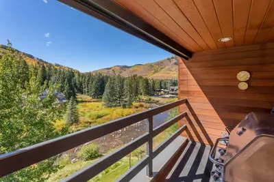Image de 44 W Meadow Dr. Vail Village Condo- Pool, Hot Tub, Close to Lifts, Pet Friendly