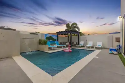 Image de New Modern Villa w/ 5 bedrooms and Private Pool