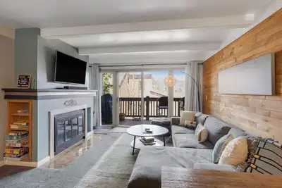 Image de Mountain-View Condo on Bus Route with Balcony, Desk, Fireplace, WiFi & Grill