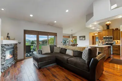 Luxury home, central, & perfect for exploring the Flathead Valley w/firepit.