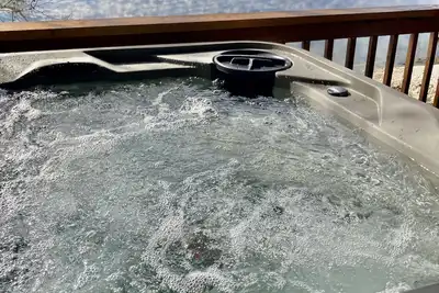 Image de Private Hot Tub! Kayaks. Serene Lakefront. Pool.
