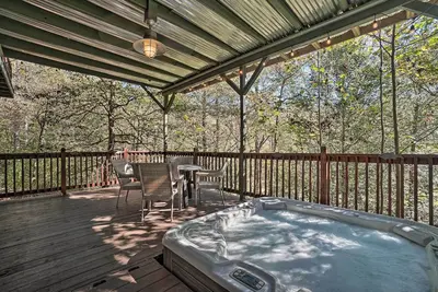 Image de Riverfront Tallulah Falls Cabin w/ Hot Tub!