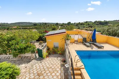 Image de Découvrez Casa Elja : votre maison de vacances paisible avec piscine, terrasse et Wi-Fi