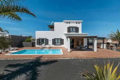 Image de Villa Ambar avec vue montagne et mer, piscine, Wi-Fi, terrasses et jardin.