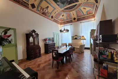 Image de Grand logement dans immeuble historique dans la vieille ville, 15 min de la mer