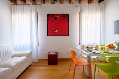 Image de Nouvel appartement au design moderne dans un quartier animé de Venise