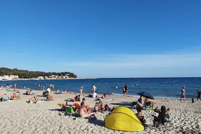 à 50m de la plage des sablettes