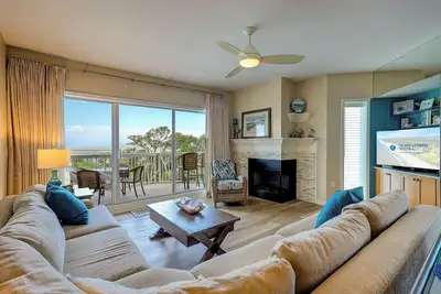 3 Bed/3 Bath Villa on the Fourth Floor with Panoramic Ocean/Pool Views